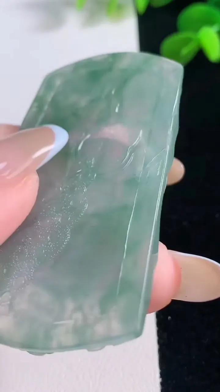 天然A货翡翠龙牌吊坠，尺寸61.6-38.7-5.3，重量:26.07g
11月19日