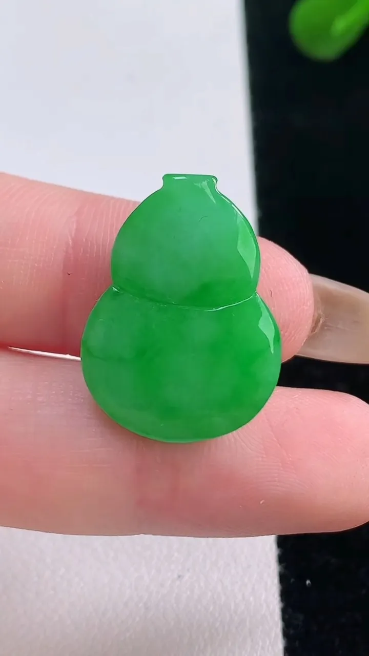 天然A货翡翠葫芦镶嵌件，尺寸22.8-17-5.7，重量:3.95g
11月19日