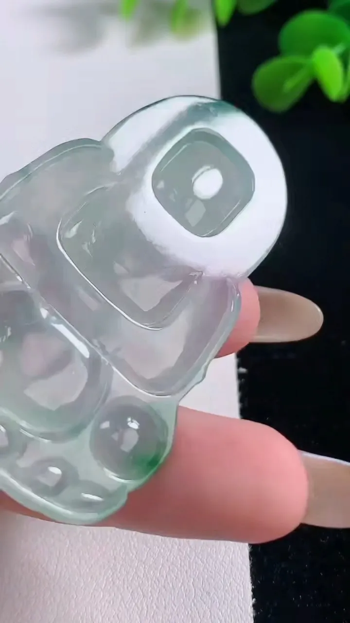 天然A货翡翠种飘花观音菩萨吊坠，尺寸60.2-37.2-5.5，重量:21.55g
11月19日