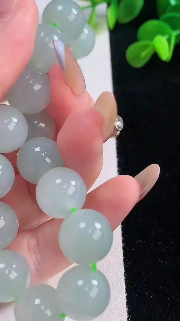 天然A货翡翠圆珠手串，尺寸12.7-16颗，重量:56.33g11月19日
工厂直销收藏佳品,种好水足，色泽均匀，有种有色，上手高大气！