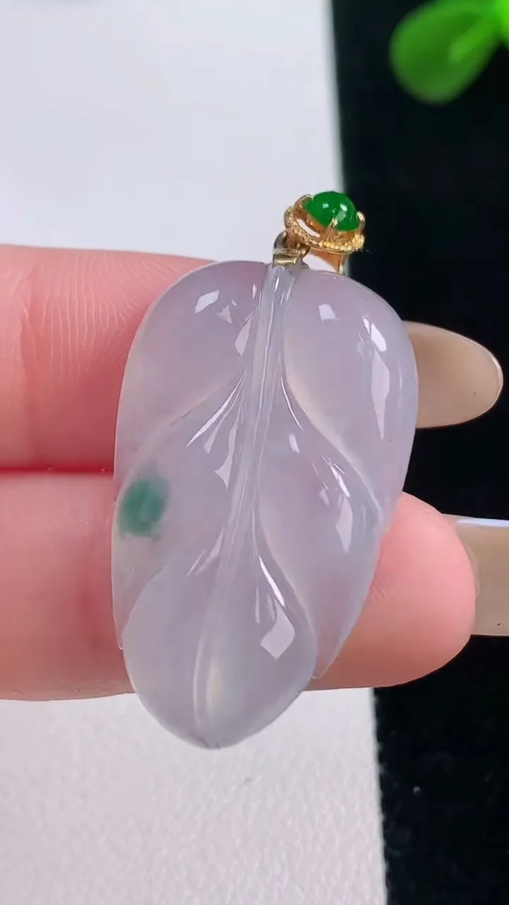 天然A货翡翠种飘花金枝玉叶 叶子吊坠，尺寸31-18.5-4.9，重量:5.92g
11月19日