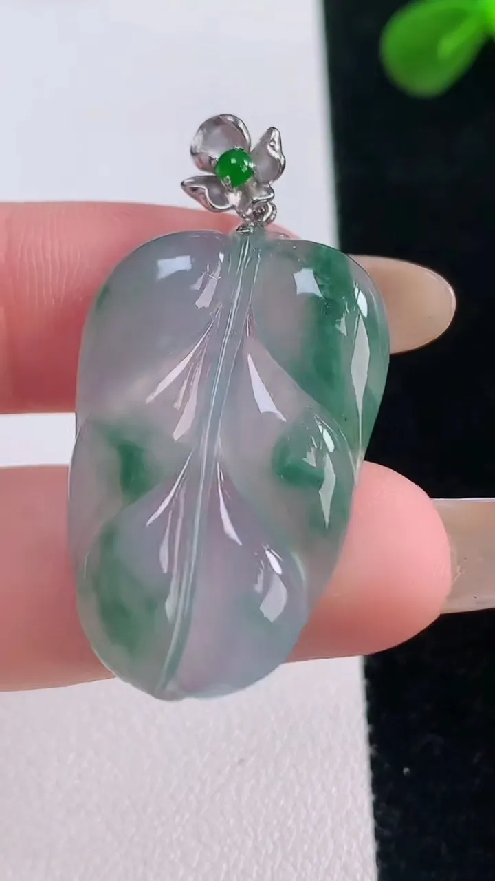 天然A货翡翠种飘花金枝玉叶叶子吊坠，尺寸32-20.7-4，重量:6.12g
11月19日