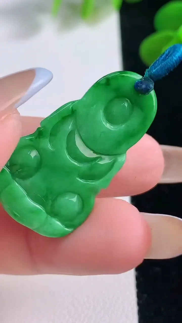 天然A货翡翠观音菩萨吊坠，尺寸33-18.5-5.4，重量:6.39g
11月19日