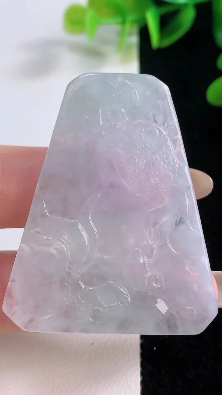 天然A货翡翠冰种飘花龙牌吊坠，尺寸48-39.8-5.4，重量:19.26g
11月19日