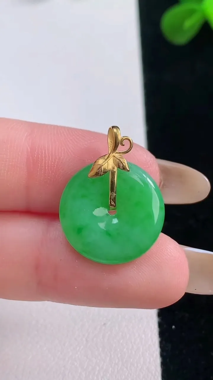 天然A货翡翠平安扣吊坠，尺寸16.7-3.6，重量:2.29g
11月19日