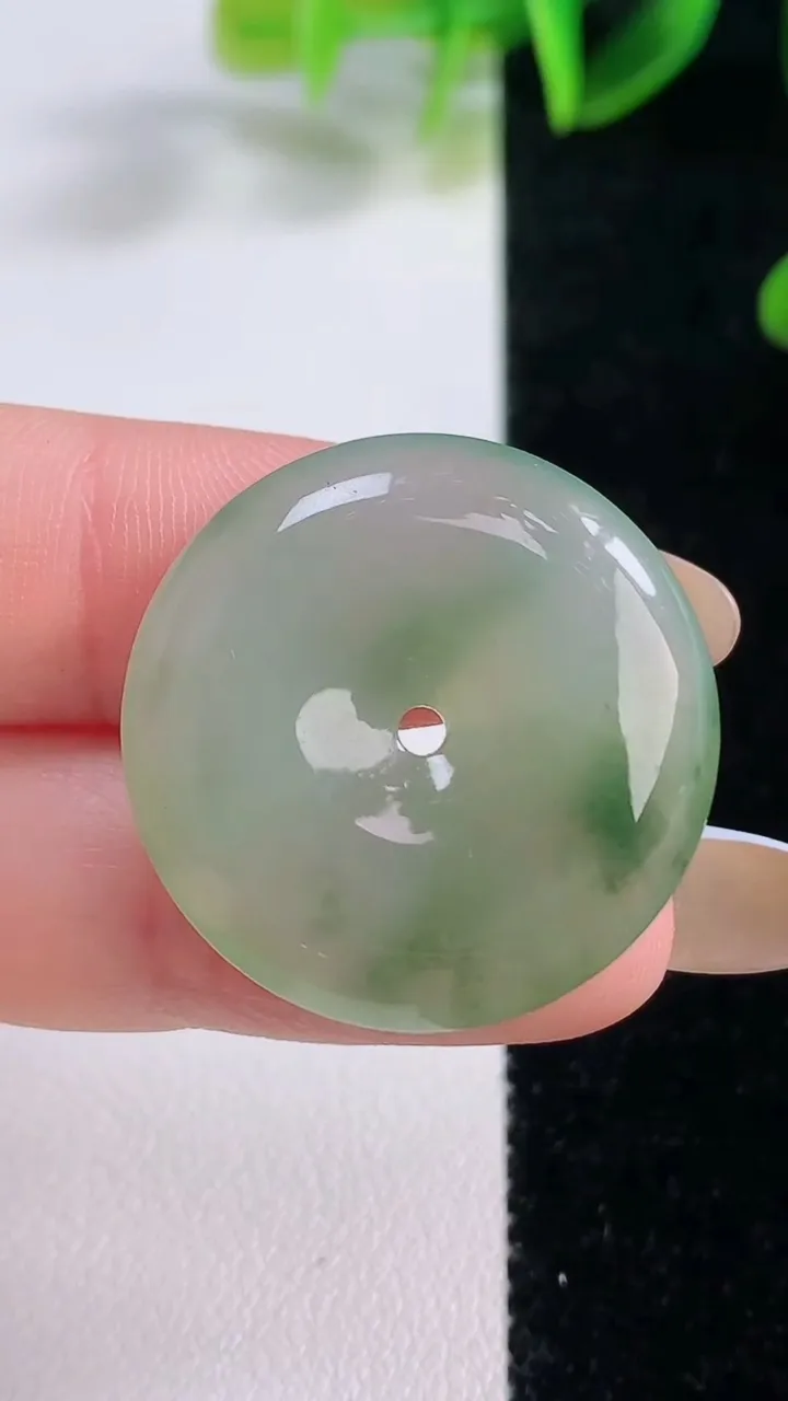 天然A货翡翠平安扣吊坠，尺寸27-6，重量:9.75g
11月19日