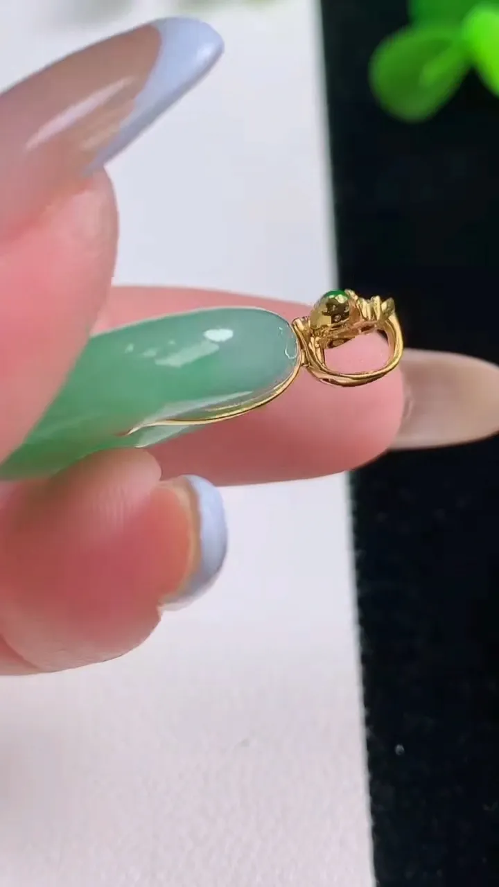 天然A货翡翠平安扣吊坠，尺寸23.7-5.7，重量:8.29g
11月19日