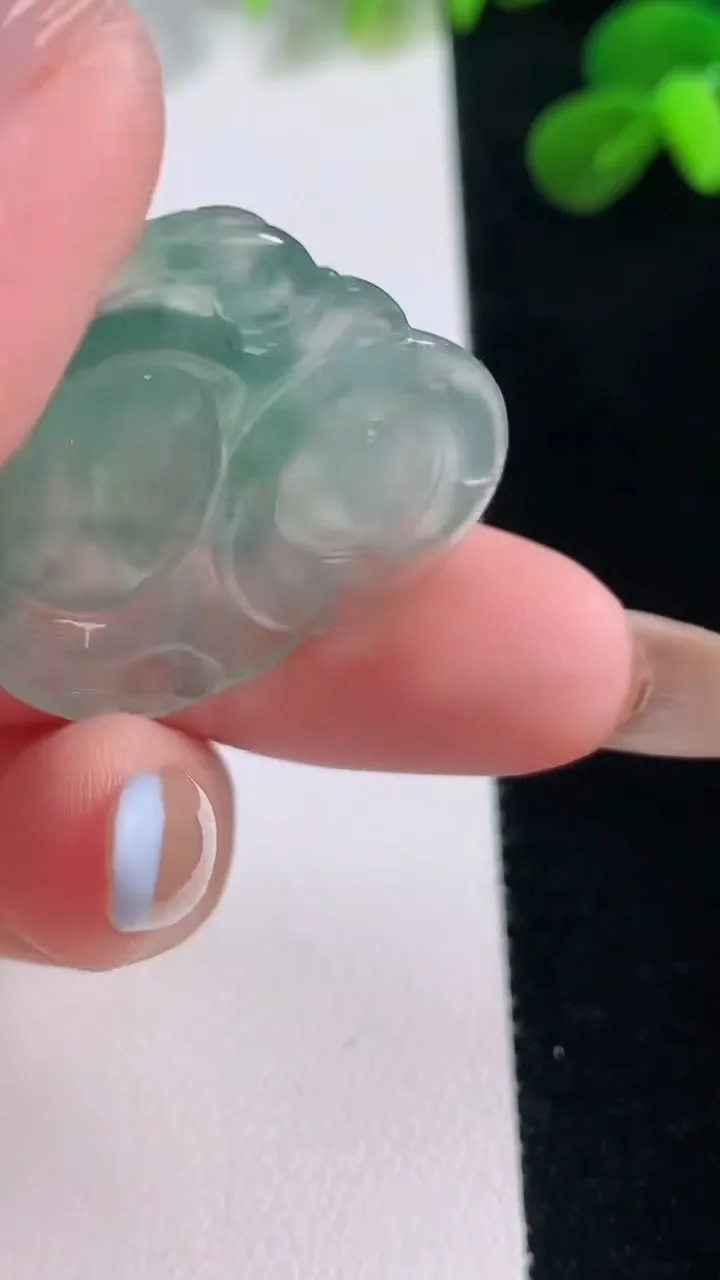 天然A货翡翠种飘花佛公吊坠，尺寸28.6-31-6.2，重量:7.70g
11月19日