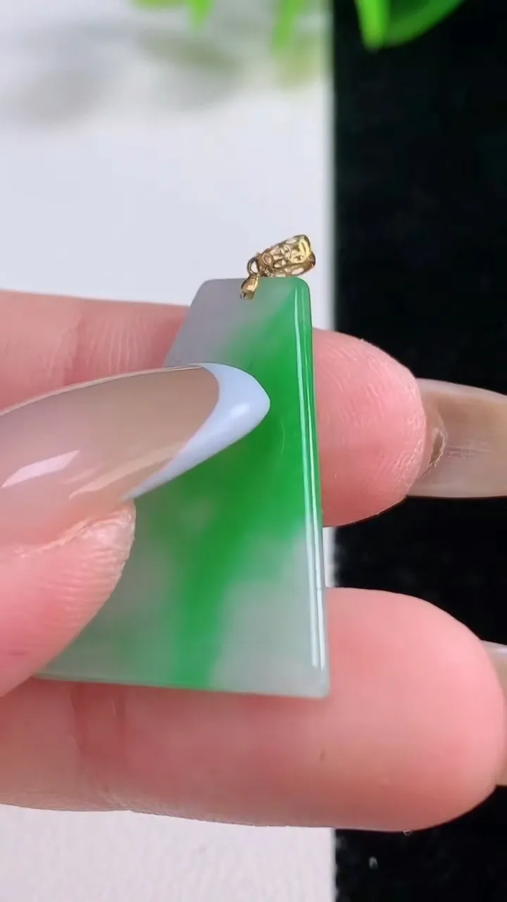 天然A货翡翠无事牌吊坠，尺寸27-18.6-2，重量:2.24g
11月19日