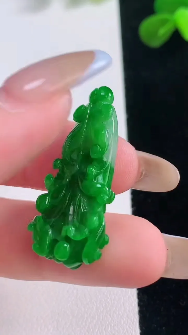 天然A货翡翠白菜吊坠，尺寸35.2-13.8-6.4，重量:4.98g
11月19日