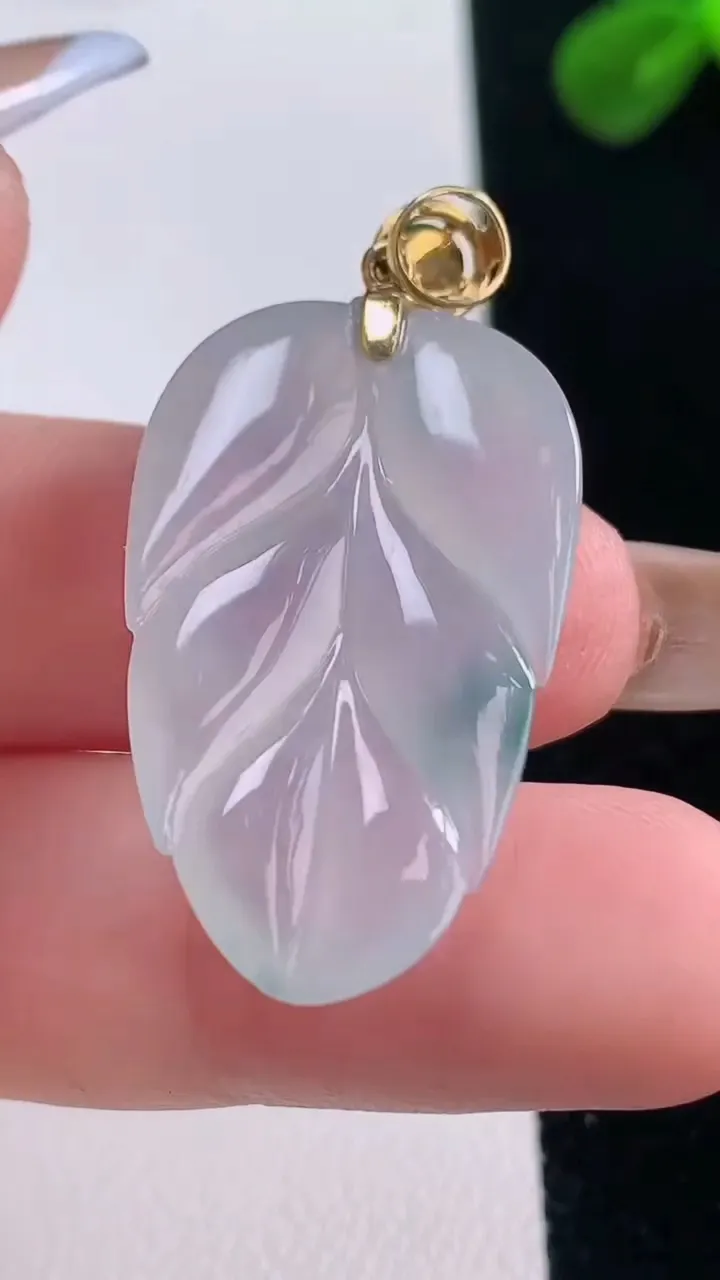 天然A货翡翠种飘花金枝玉叶 叶子吊坠，尺寸31-18.5-4.9，重量:5.92g
11月19日