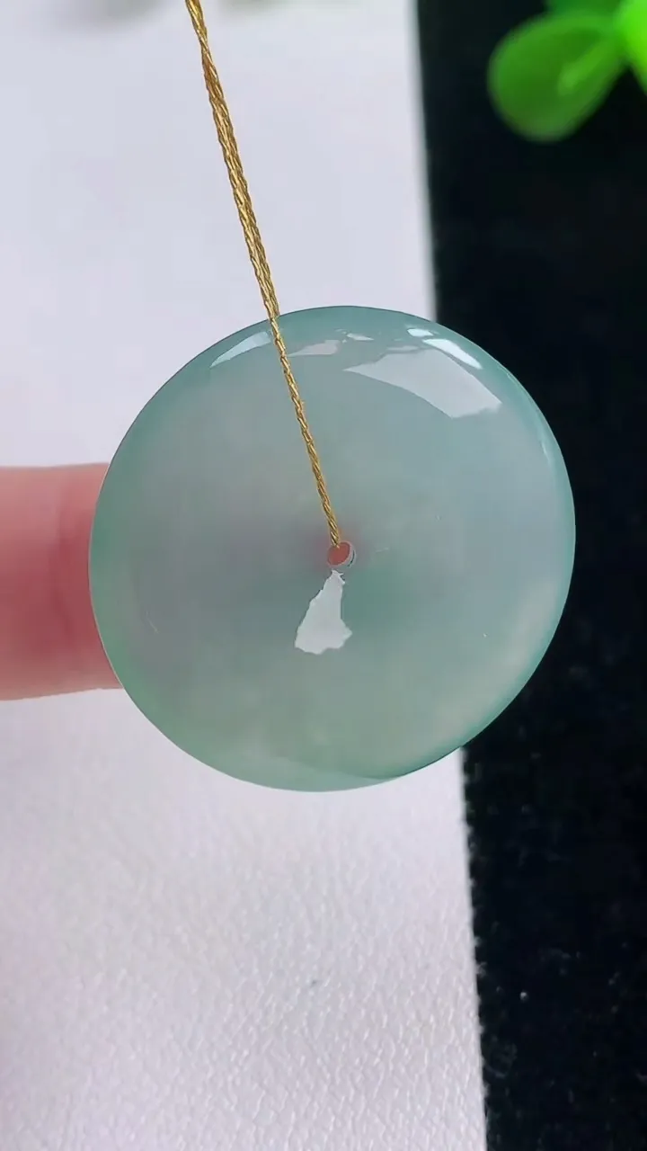 天然A货翡翠平安扣吊坠，尺寸26.3-5.4，重量:8.55g
11月19日