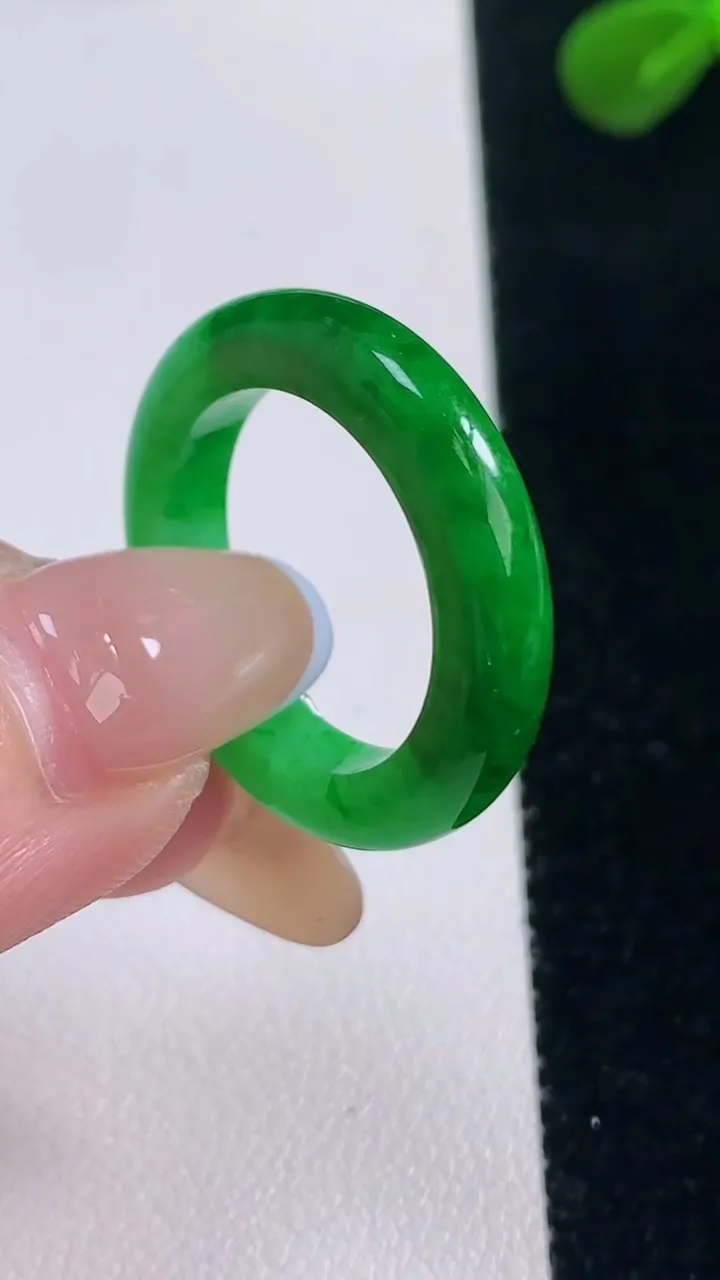 天然A货翡翠指环戒指，尺寸18.8-4.4-3.8，重量:4.57g2025年11月19日
工厂直销收藏佳品,种好水足，色泽均匀，有种有色，上手高大气！