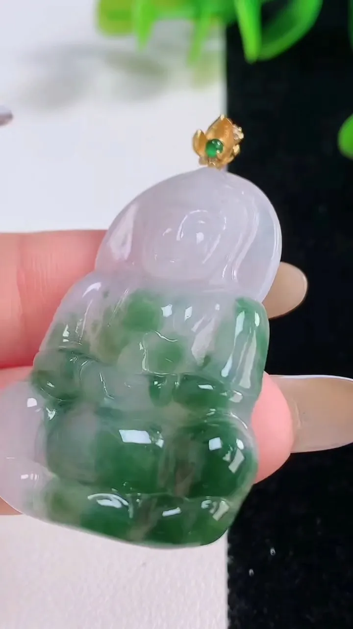 天然A货翡翠观音菩萨吊坠，尺寸41-28.3-3.8，重量:8.43g
11月19日