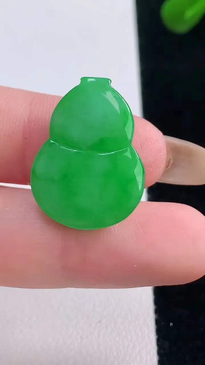 天然A货翡翠葫芦镶嵌件，尺寸22.8-17-5.7，重量:3.95g
11月19日