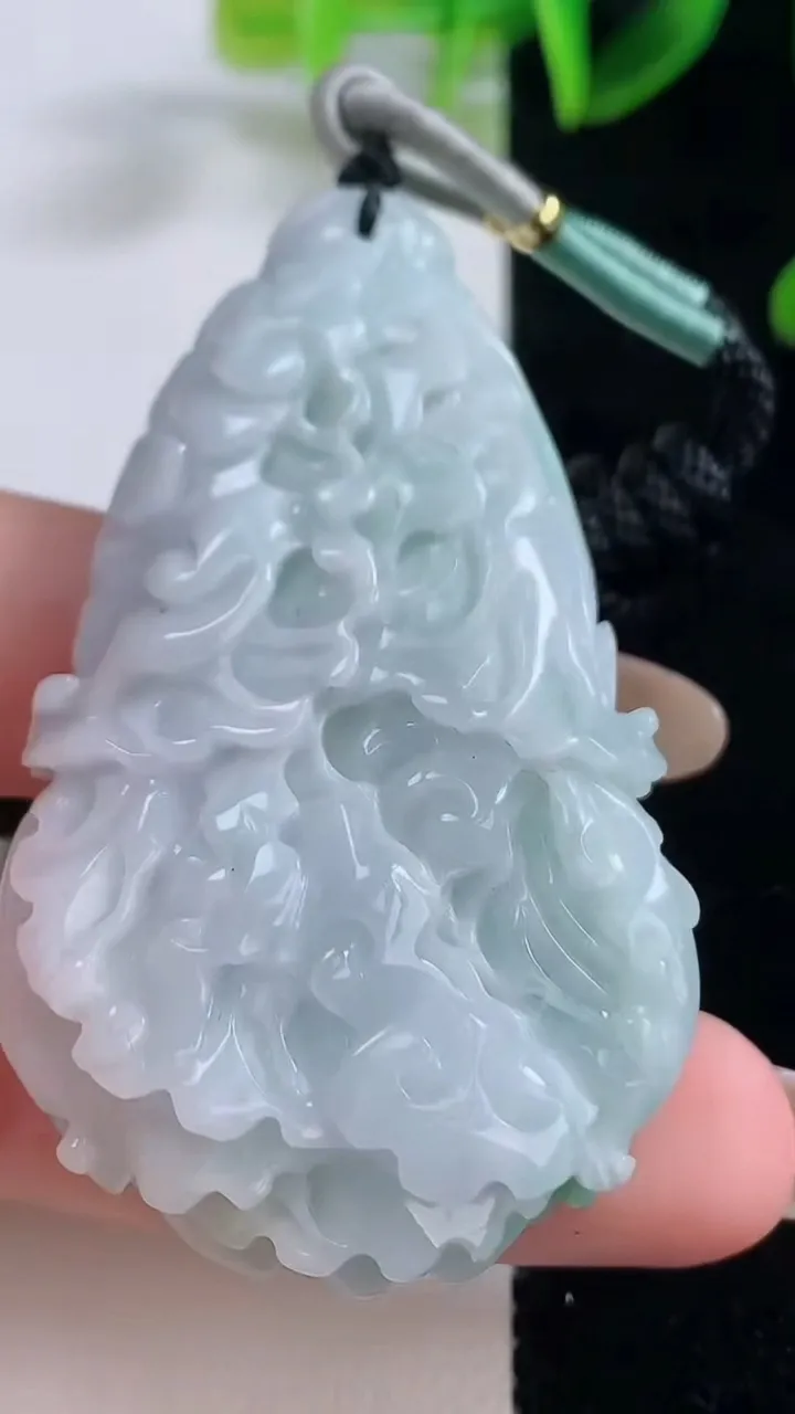 天然A货翡翠白菜吊坠，尺寸576-33.8-16，重量:51.77g
11月19日