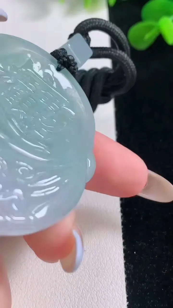 天然A货翡翠逍遥佛吊坠，尺寸52.3-48-10.8，重量:61.59g
11月19日