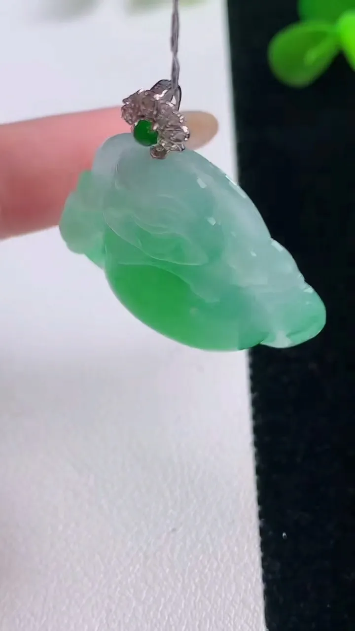 天然A货翡翠佛公吊坠，尺寸29.2-33-5.9，重量:8.80g
11月19日