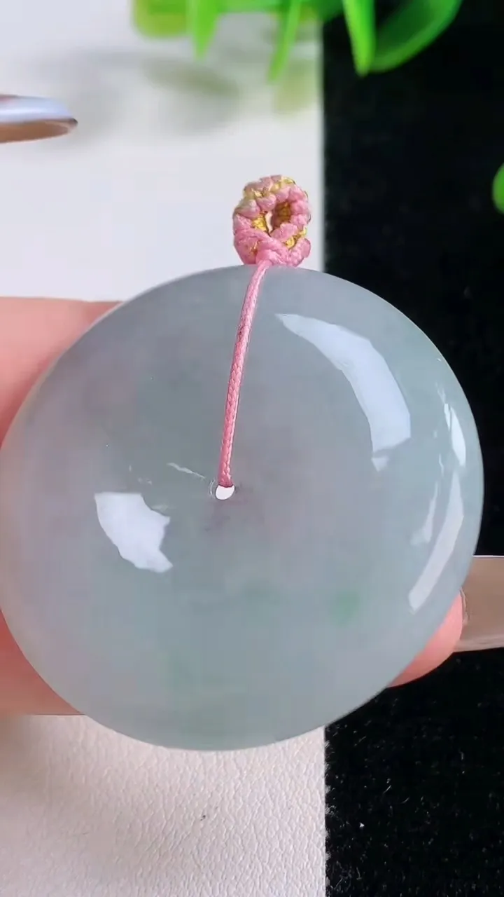 天然A货翡翠平安扣吊坠，尺寸40-7，重量:24.43g
11月19日