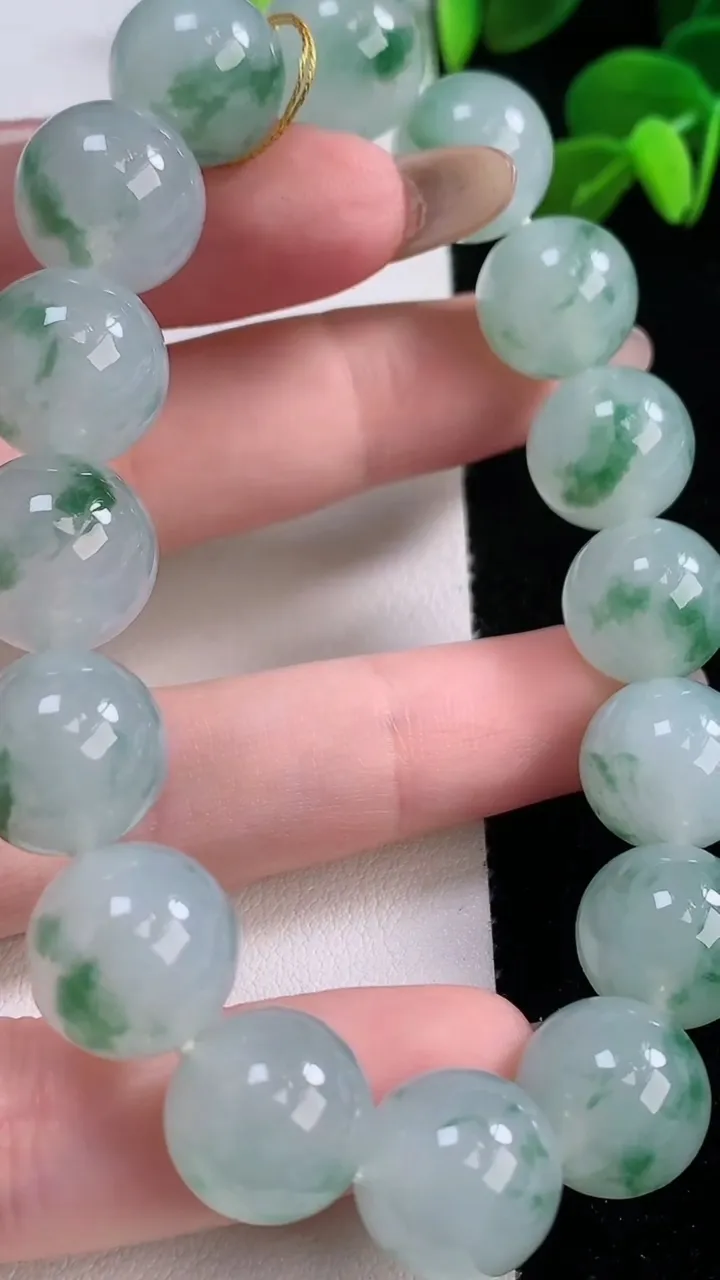 天然A货翡翠种飘花圆珠手串，尺寸12.5-16颗，重量:58.32g11月19日
工厂直销收藏佳品,