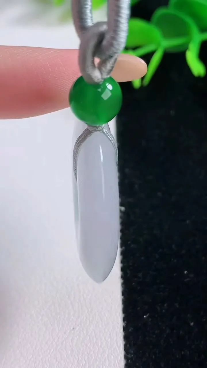 天然A货翡翠平安扣吊坠，尺寸33.6-6.7，重:15.13g
11月19日