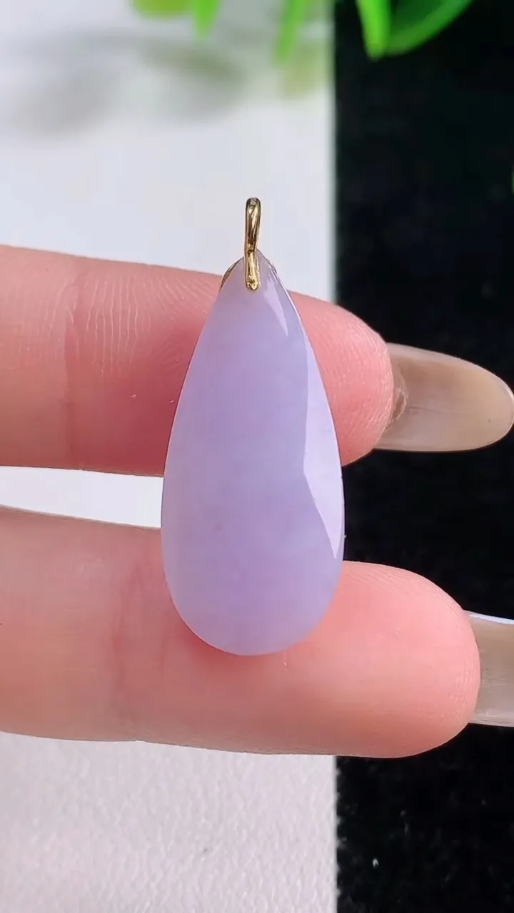 天然A货翡翠18K金紫罗兰福瓜吊坠，尺寸26-12-5.6，重量:3.10g
11月19日