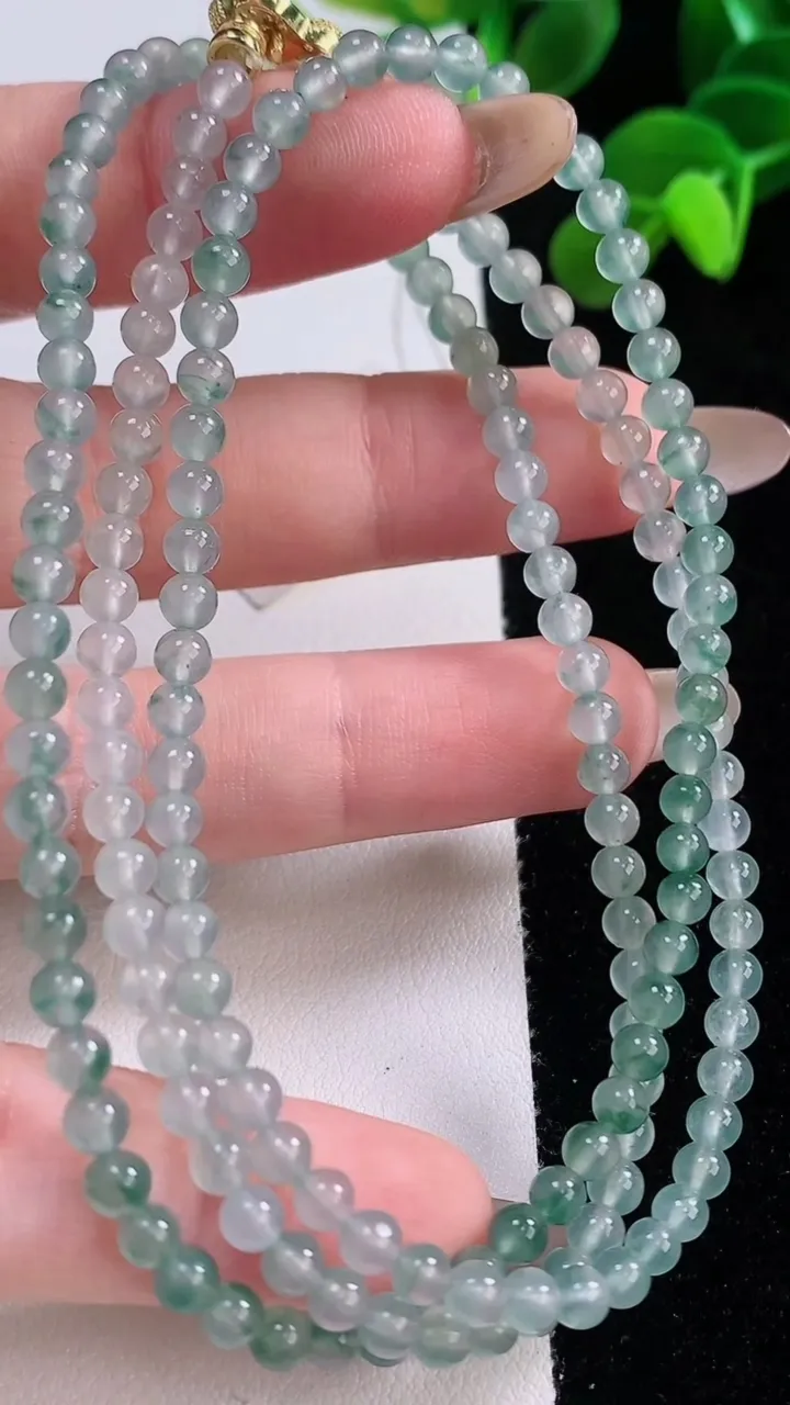 天然A货翡翠种飘花小米珠手串，尺寸3.9-170颗，重量:16.39g11月19日
工厂直销收藏佳品,种好水足，色泽均匀，有种有色，上手高大气！