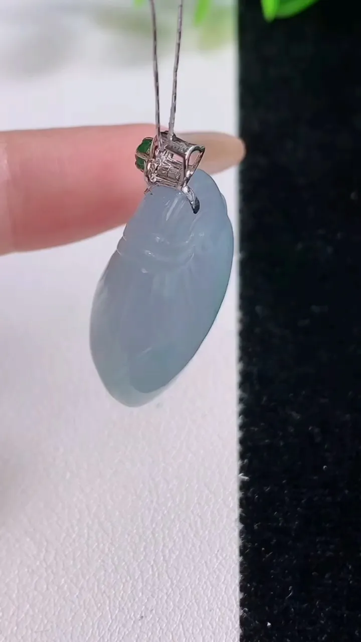 天然A货翡翠18K金紫罗兰福袋吊坠，尺寸25.8-23.4-10.3，重量:11.29g
11月19日