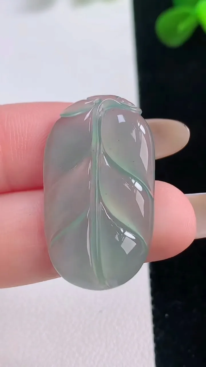 天然A货翡翠金枝玉叶 叶子吊坠，尺寸30.8-17.5-3.7，重量:3.78g
11月19日