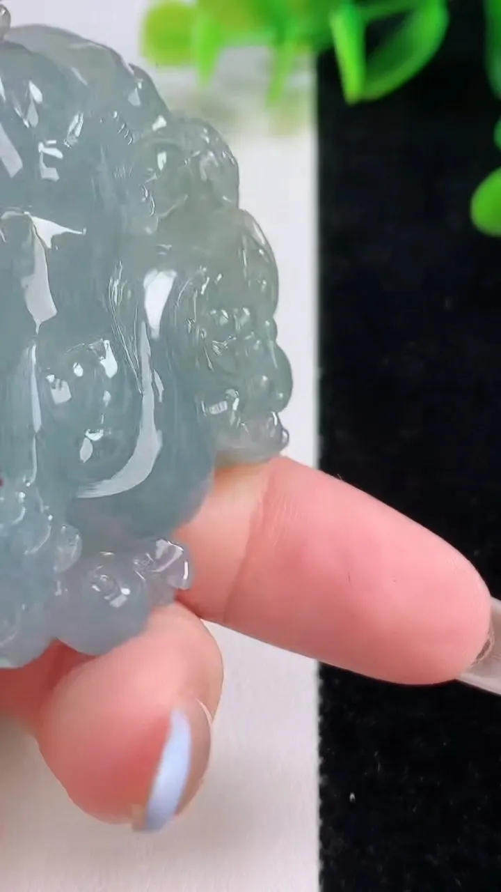 天然A货翡翠麒麟吊坠，尺寸48.8-46.5-11，重量:45.48g
11月19日