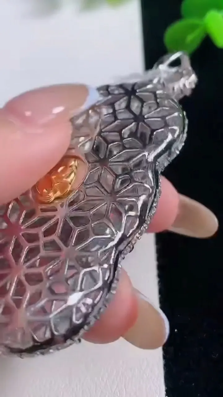 天然A货翡翠观音菩萨吊坠，尺寸71.8-39.6-10.8，裸石52.7-33.2重量:24.11g
11月19日