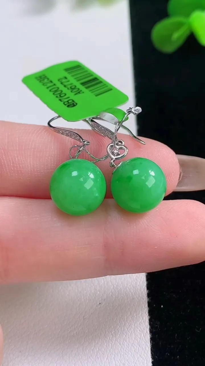 天然A货翡翠圆珠耳坠，尺寸10.6，重量:5.18g11月19日
工厂直销收藏佳品,种好水足，色泽均