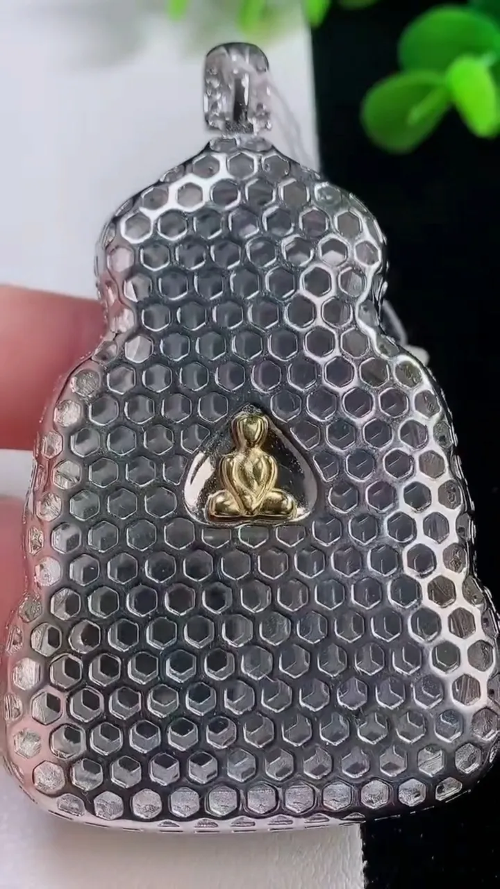 天然A货翡翠观音菩萨吊坠，尺寸72-45-9.3，裸石60-41.3重量:26.22g
11月19日