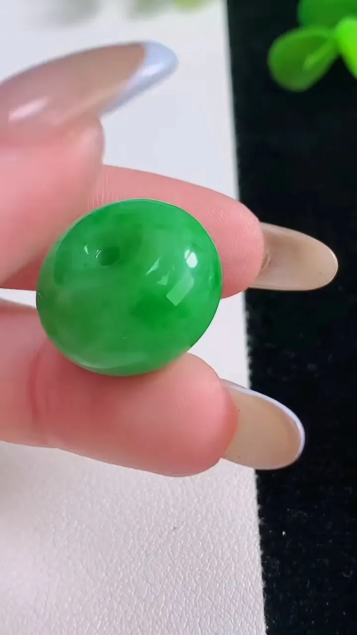 天然A货翡翠平安扣吊坠，尺寸20-11.8，重量:9.56g
11月19日