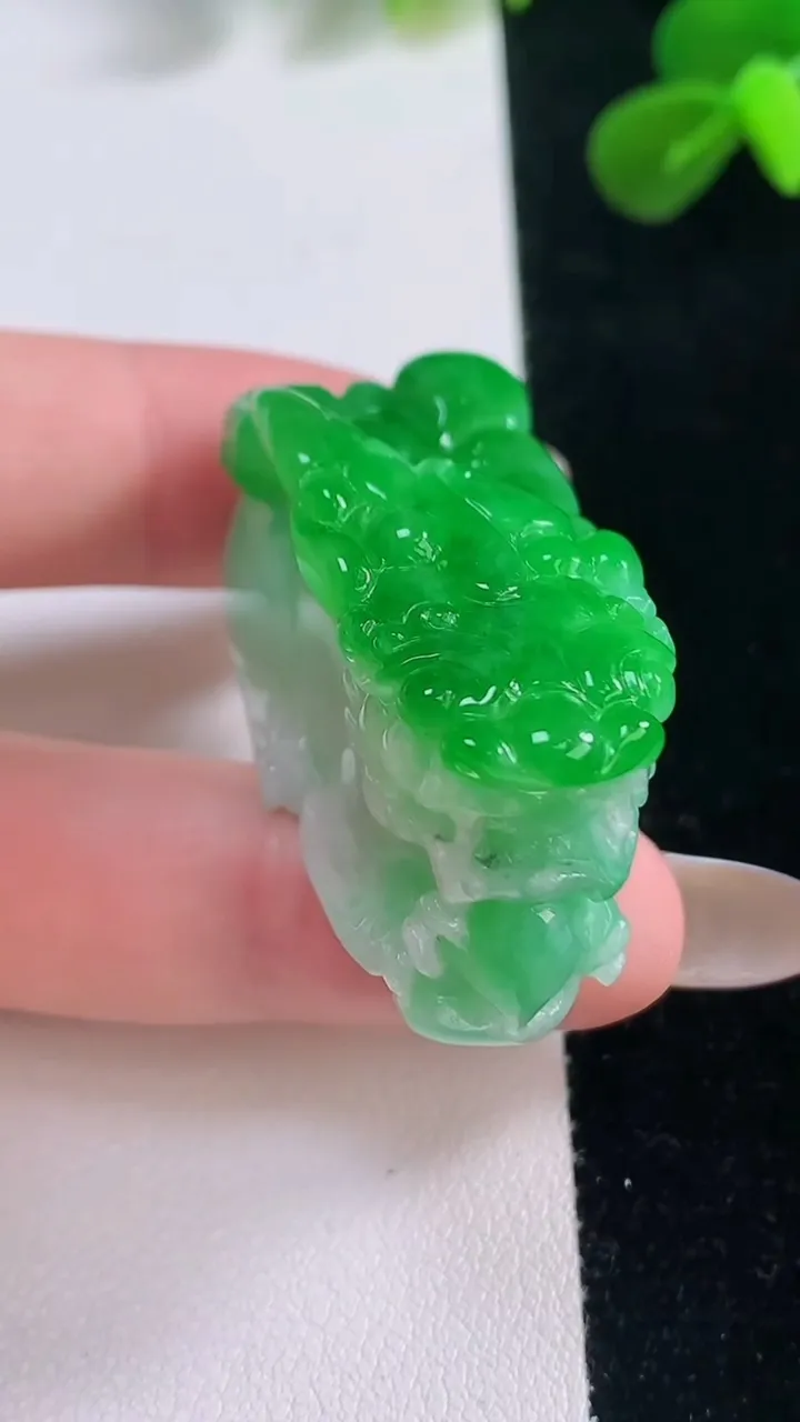 天然A货翡翠貔貅吊坠，尺寸43.7-18.8-21.4，重量:35.92g
11月19日