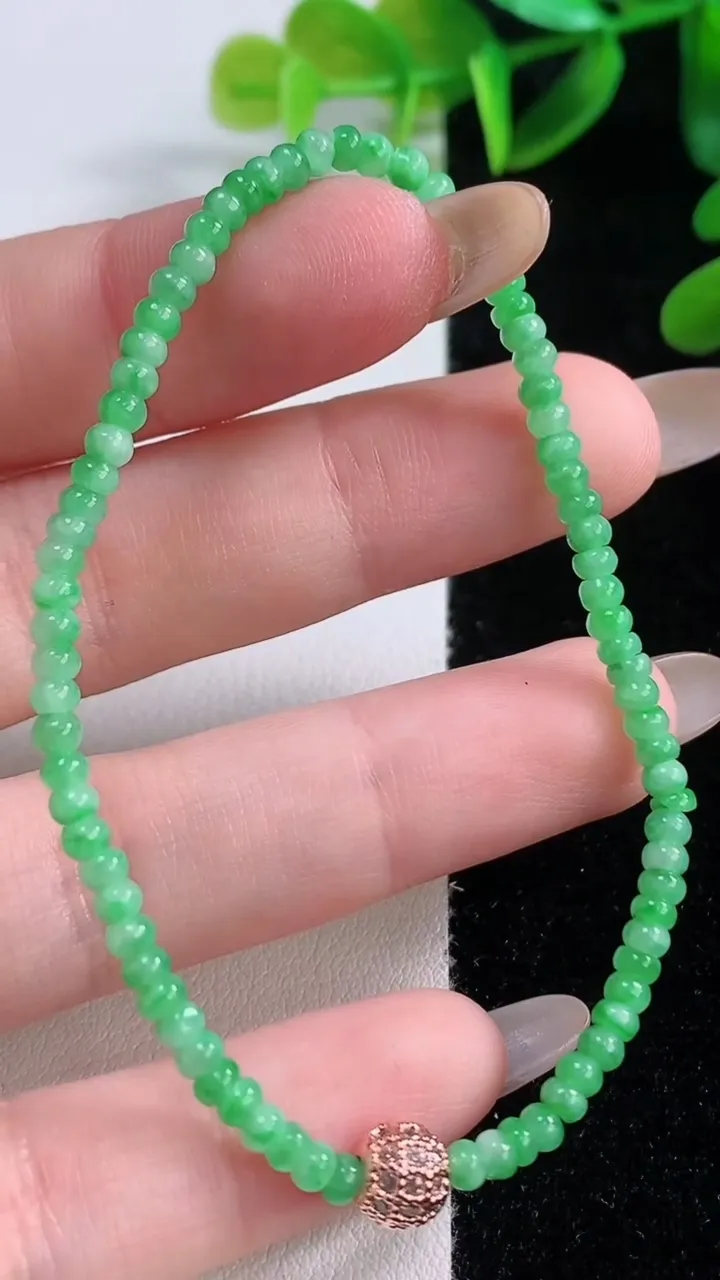 天然A货翡翠算盘珠手串，尺寸3-1.3-80颗，重量:3.83g11月19日
工厂直销收藏佳品,种好水足，色泽均匀，有种有色，上手高大气！