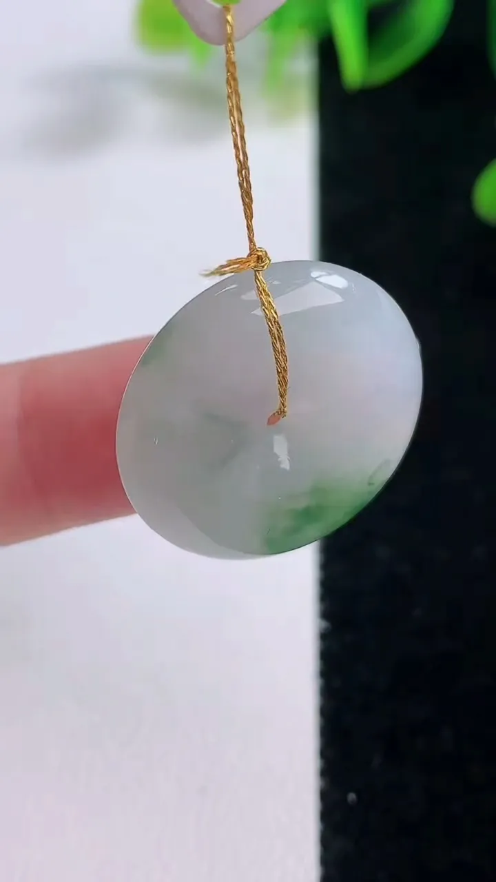 天然A货翡翠冰种飘花平安扣吊坠，尺寸23-5.6，重量:6.42g
11月19日