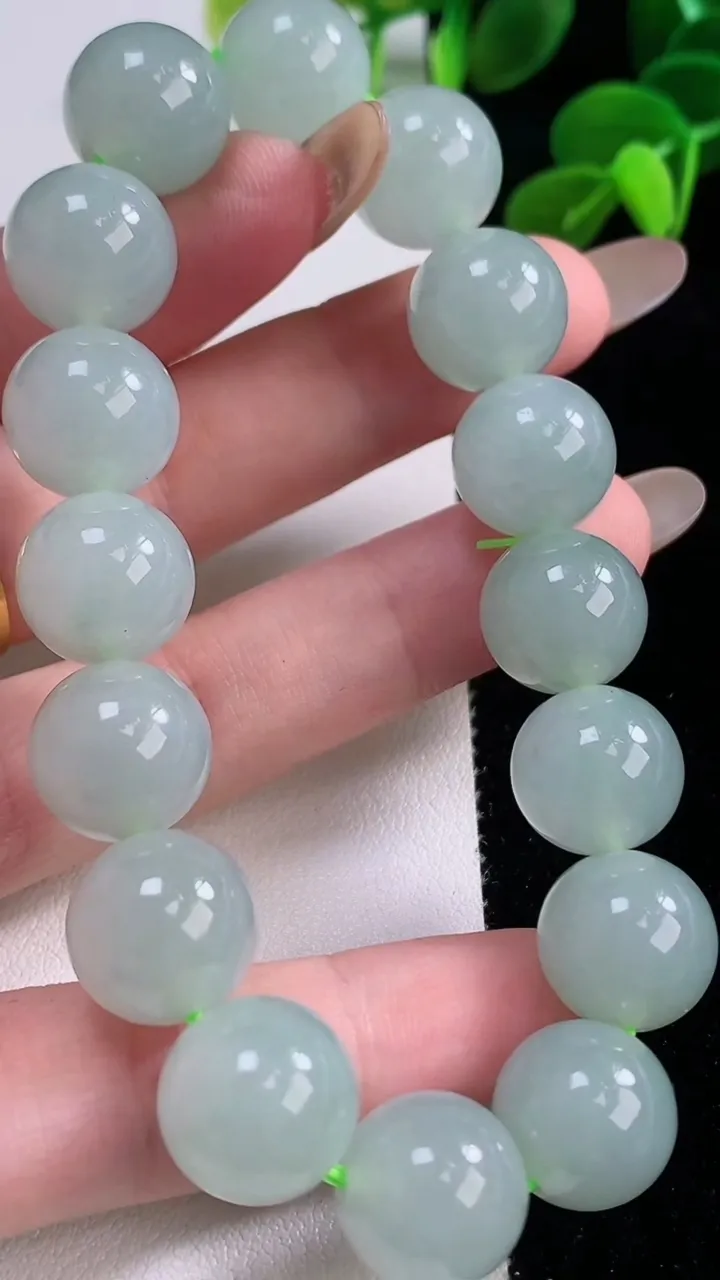 天然A货翡翠圆珠手串，尺寸12.7-16颗，重量:56.33g11月19日
工厂直销收藏佳品,种好水足，色泽均匀，有种有色，上手高大气！