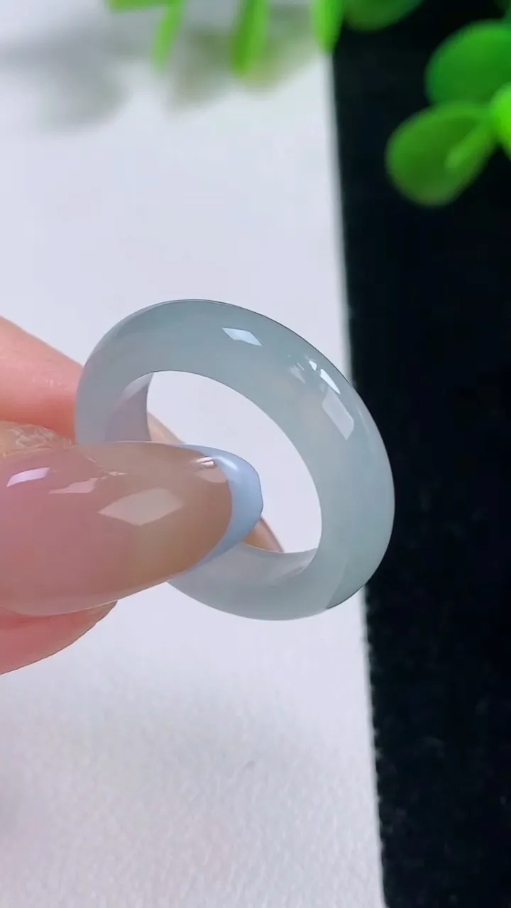 天然A货翡翠指环戒指，尺寸17.3-5.2-3.2，重量:3.58g2025年11月19日
工厂直销收藏佳品,种好水足，色泽均匀，有种有色，上手高大气！