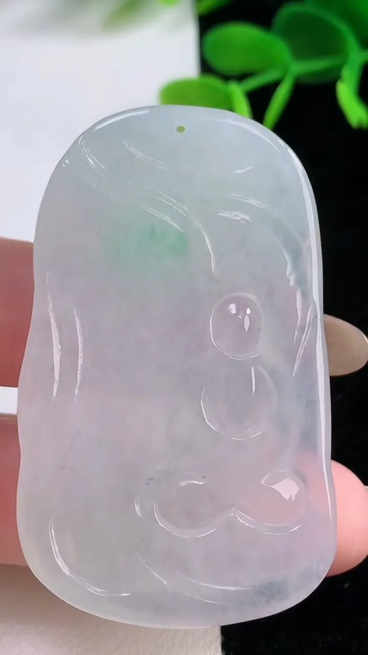 天然A货翡翠大日如来吊坠，尺寸53.5-32.6-6.2，重:25.45g
11月19日