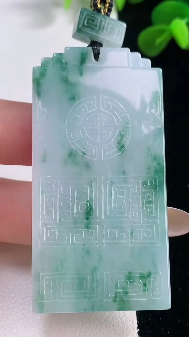 天然A货翡翠飘花仿古无事牌吊坠，尺寸60.5-31-6.2，重量:39.53g
11月19日