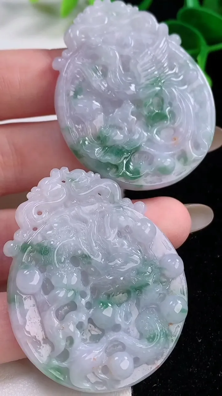 天然A货翡翠龙凤呈祥吊坠一对，尺寸47.2-38.3-2，重:79.10g
11月19日