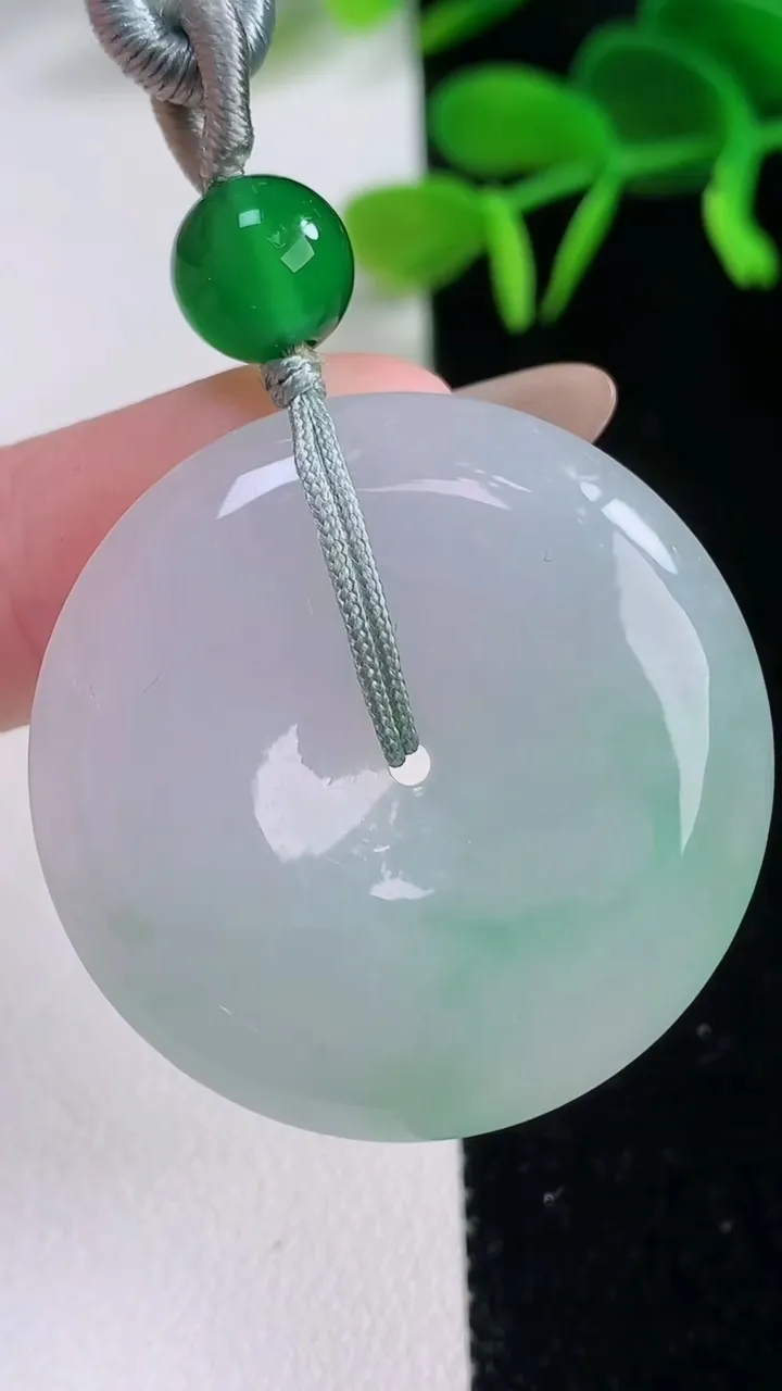 天然A货翡翠平安扣吊坠，尺寸33.6-6.7，重:15.13g
11月19日