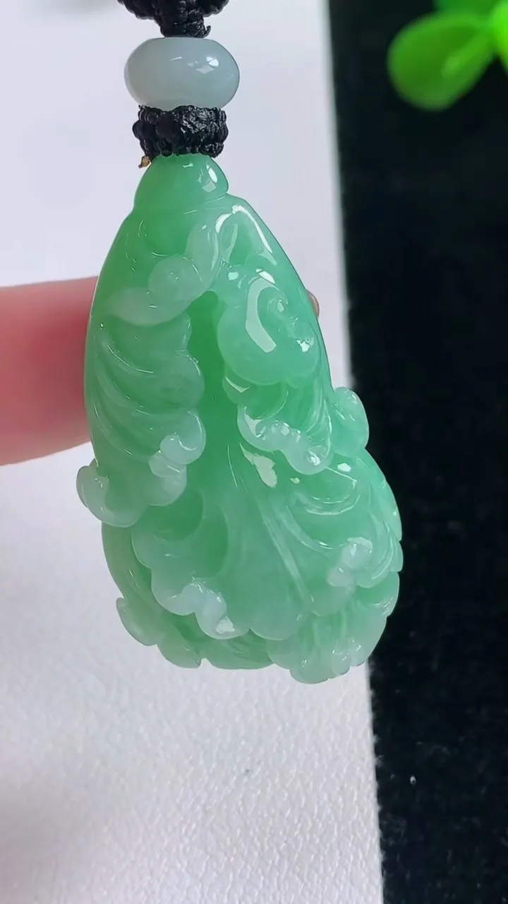 天然A货翡翠白菜吊坠，尺寸37.4-22-12.2，重量:19.69g
11月19日
