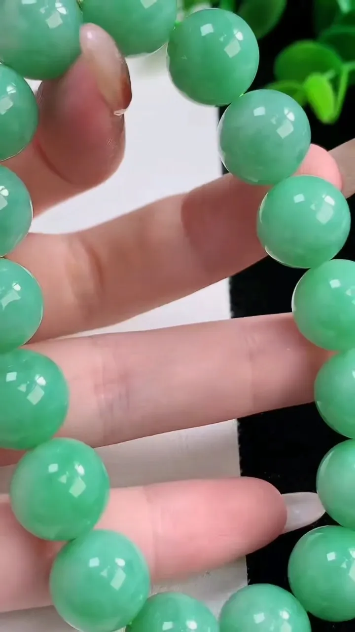 天然A货翡翠圆珠手串，尺寸12.5-17颗，重量:57.89g11月19日
工厂直销收藏佳品,种好水足，色泽均匀，有种有色，上手高大气！