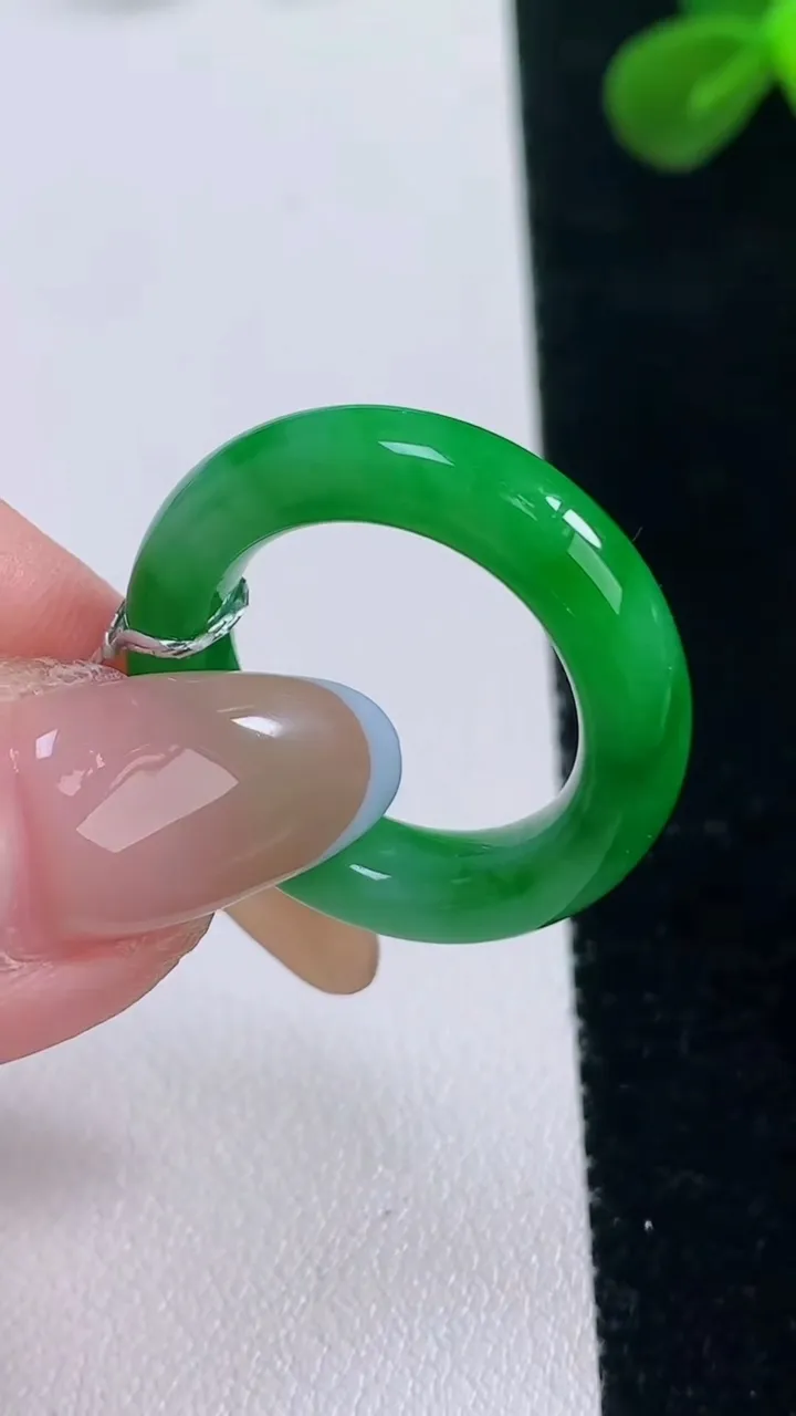 天然A货翡翠指环戒指，尺寸17.5-5-4，重量:4.92g2025年11月19日
工厂直销收藏佳品,种好水足，色泽均匀，有种有色，上手高大气！