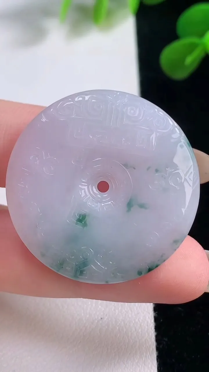 天然A货翡翠飘花复古平安扣吊坠，尺寸33.8-4.8，重量:11.12g
11月19日