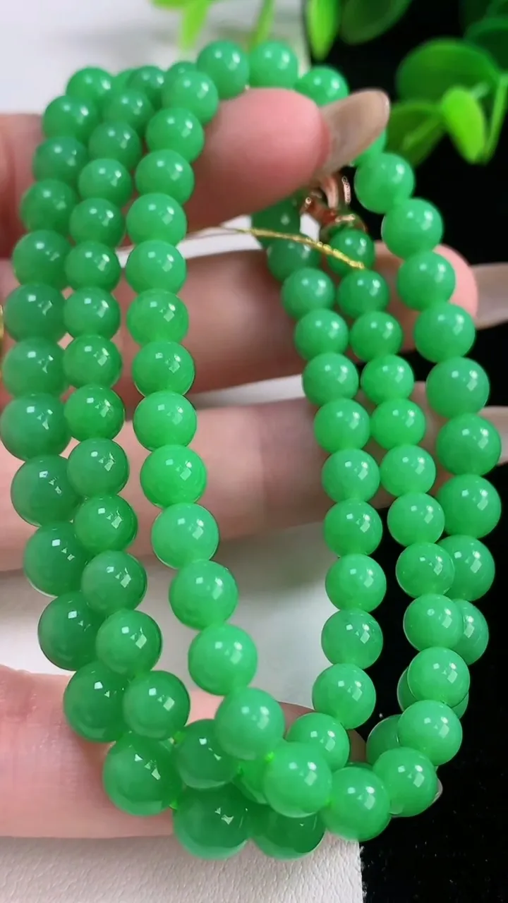 天然A货翡翠圆珠项链，尺寸6.6-91颗，重量:37.66g11月19日
工厂直销收藏佳品,种好水足，色泽均匀，有种有色，上手高大气！