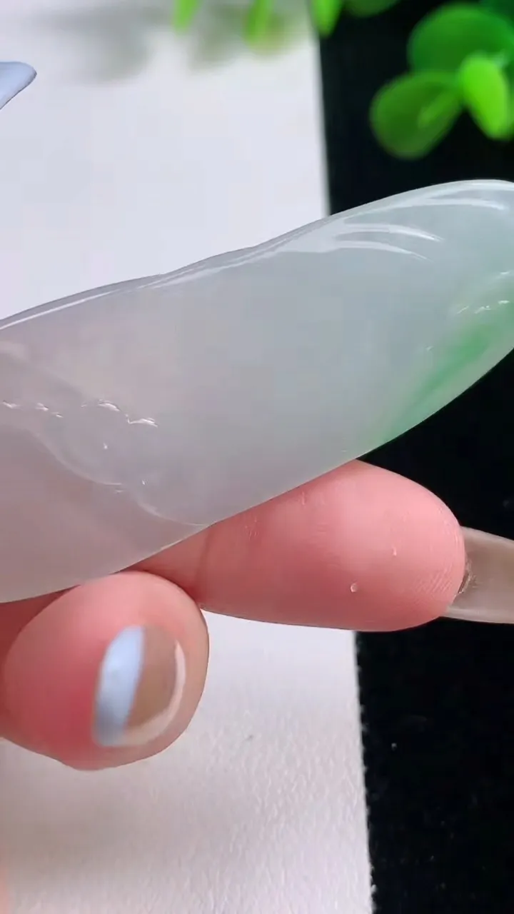 天然A货翡翠无相观音吊坠，尺寸60.8-20.6-8，重量:16.66g
11月19日