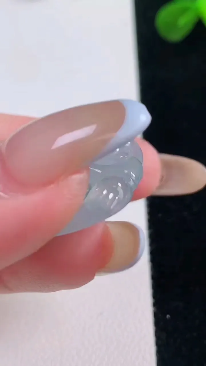 天然A货翡翠冰种飘花佛公镶嵌件，尺寸27.7-32.4-5.6，重量:7.85g
11月19日